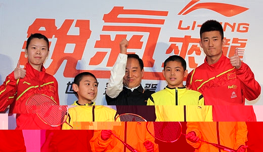 [圖爲李雪芮（左）、谌龍，接受記者拍照。]