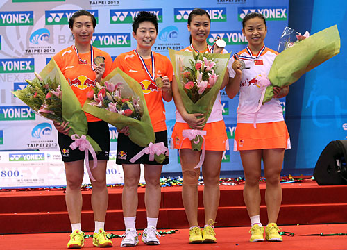 [中國組合、頭號種子于洋（左2）王曉理苦戰三局，以2-1戰勝隊友湯金華/馬晉，獲得女雙冠軍.]