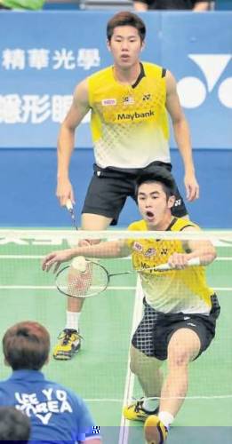 [印尼領隊烈西認爲， 大馬男雙新銳吳偉申（後）和林欽華， 可以在對陣中國時搶下一分。]