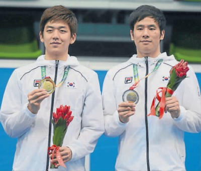 韓國羽毛球名將李龍大（左） 與高成铉奪得世界大學生運動會男雙金牌。