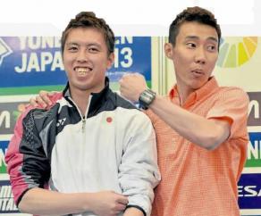 大馬一哥李宗偉（右） 在日本羽毛球公開賽的新聞會上做狀“揮拳擊倒”日本好手田児賢一。