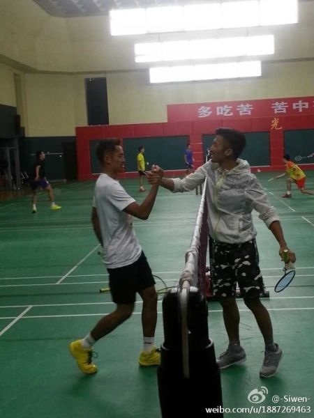 林丹谢霆锋切磋羽毛球