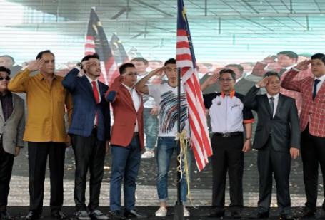 李宗伟面向国旗敬礼 盼男双队友亚运会给力