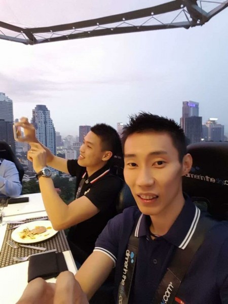 李宗伟秀照片　体验「空中餐厅」