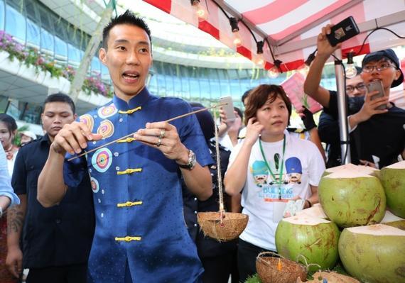 李宗伟穿唐装与球迷庆中秋 人气爆棚被人墙护送