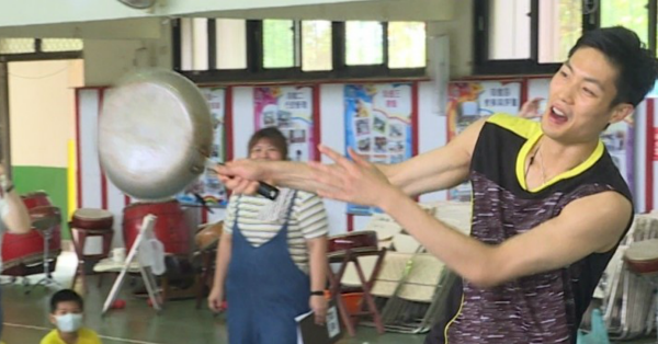 给小朋友轻松教学 周天成平底锅打球