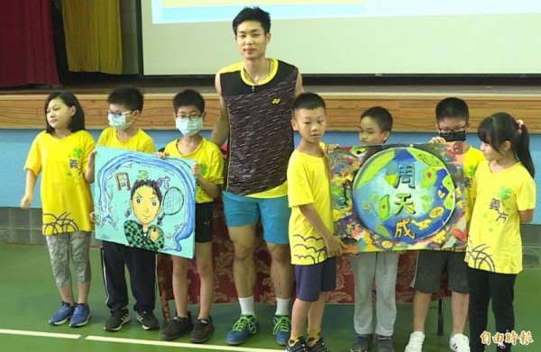 给小朋友轻松教学 周天成平底锅打球