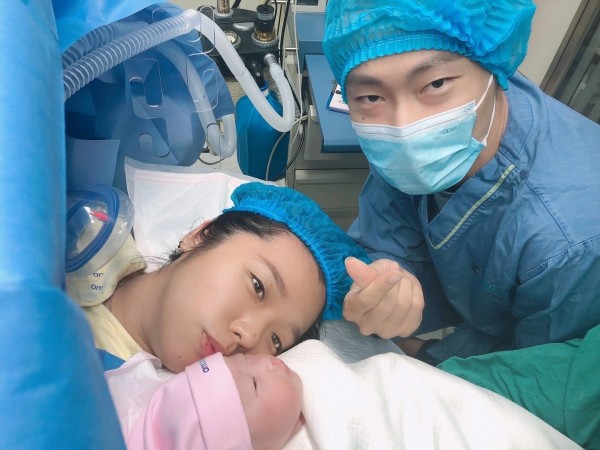 国羽冠军夫妇升级爸妈，七夕节宝宝出生，张楠陪伴守护爱妻田卿