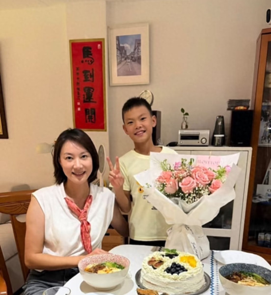 謝杏芳45歲海外慶生照曝光！林丹負責拍照，兒子面對鏡頭害羞