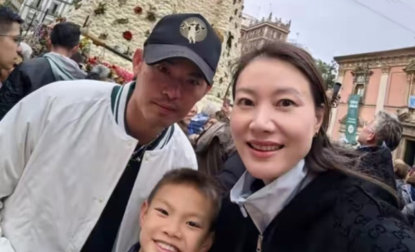 謝杏芳45歲海外慶生照曝光！林丹負責拍照，兒子面對鏡頭害羞
