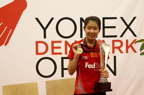 丹麥羽球賽汪鑫女單奪冠 開心展示獎牌